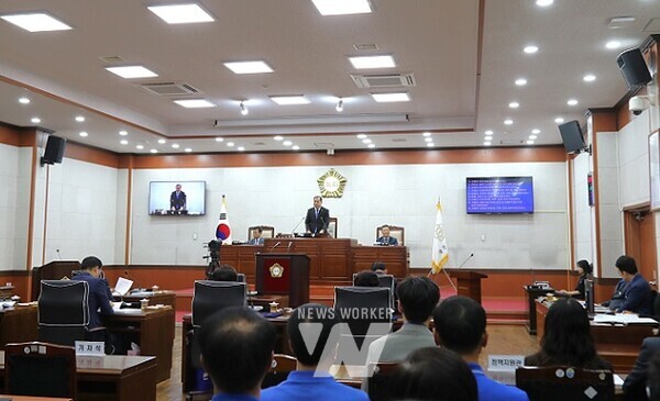 장흥군의회(의장 김재승)가 12일 열린 제292회 임시회 제2차 본회의를 끝으로 5일간의 의사일정을 마쳤다