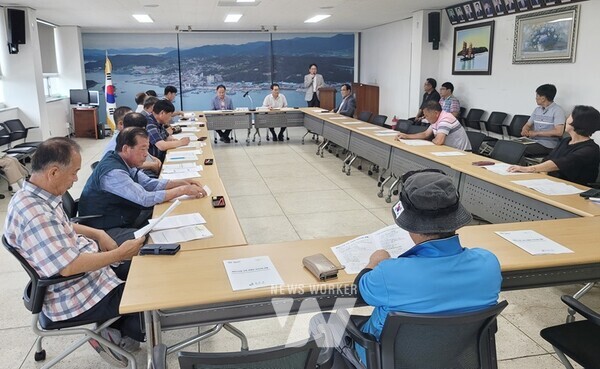 강진군 전재영 해양수산과장이 최근 마량면사무소에서 마량면민들을 대상으로 주요 사업에 대해 설명하고 있다.