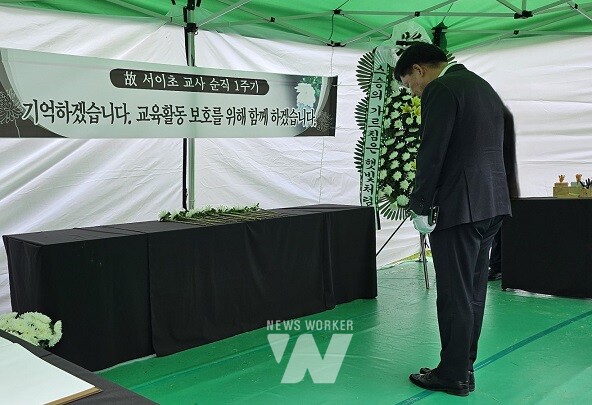 전남도의회 김정희 교육위원장이 7월 16일, 전남도교육청에 마련된 서이초 순직교사 추모ㆍ기억의 공간을 찾아 헌화 후 묵념하고 있다[전남도의회 제공]