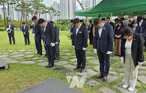 전남도의회 김정희 교육위원장과 교육위원들이 7월 16일, 전남도교육청에 마련된 서이초 순직교사 추모ㆍ기억의 공간을 찾아 헌화 후 묵념하고 있다[전남도의회 제공]