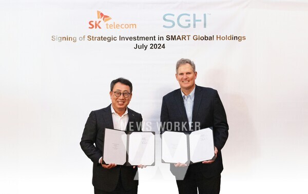 미국 캘리포니아 로스앨토스에서 유영상 SKT CEO(왼쪽)와 마크 아담스 CEO(오른쪽)가 투자 계약을 체결하고 기념촬영을 하고 있는 모습