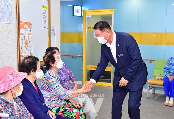 장성군이 효도권 확대 등 5개 사업을 상반기 적극행정 우수사례로 선정했다. 지역 어르신들에게 악수를 건네고 있는 김한종 군수