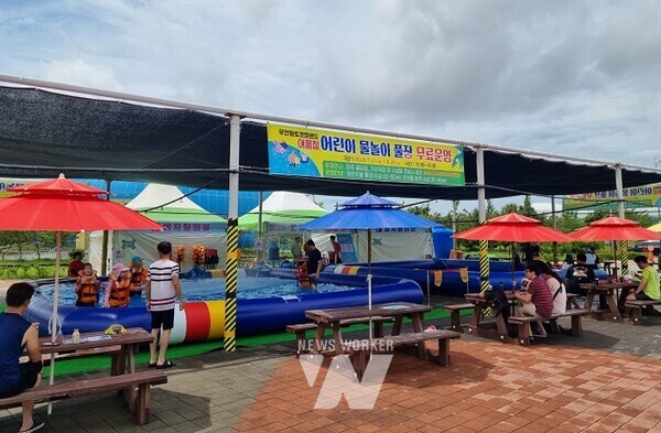 지난해 운영된 무안황토갯벌랜드 어린이 물놀이장