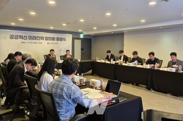 17일 개최된 ‘공공혁신 미래전략 협의회’ 출범식에서 한국콘텐츠진흥원 유현석 부원장이 참석한 위원들에게 인사말을 하고 있다.