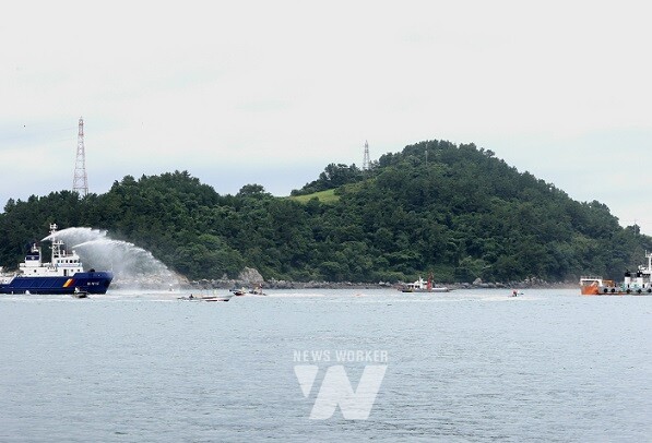 18일 고흥군 금산면 우두해역에서 민·관·경 합동 적조방제 모의훈련을 하고 있다