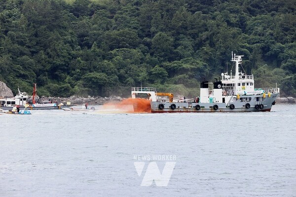 18일 고흥군 금산면 우두해역에서 고흥군 정화선 청정고흥호와 전라남도 정화선 914호가 황토 살포 작업을 실시하고 있다