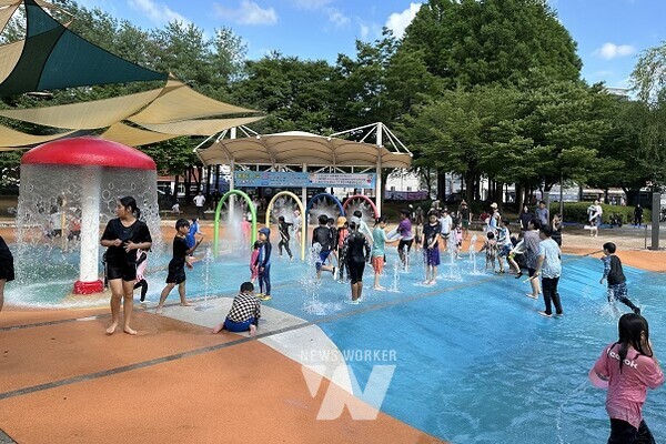 지난 19일 개장한 불무공원 어린이 물놀이장