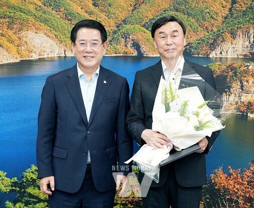 김영록 전라남도지사가 22일 도청 접견실에서 최일 제3기 전라남도 총괄건축가에게 위촉장을 수여하고 기념촬영을 하고 있다.