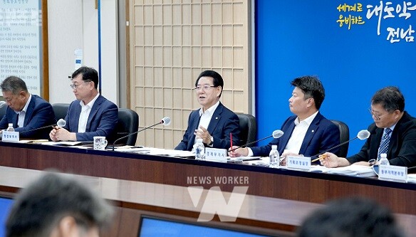 김영록 전라남도지사가 23일 오전 도청 서재필실에서 실국장 정책회의를 주재하고 있다.