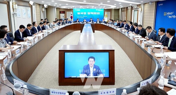 김영록 전라남도지사가 23일 오전 도청 서재필실에서 실국장 정책회의를 주재하고 있다.