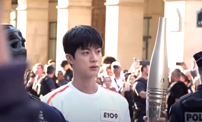 BTS 진이 군 제대 이후 파리올림픽 성화봉송자로 모습을 드러냈다. (사진_유투브 갈무리)