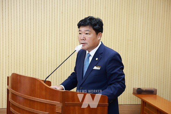 제9대 화순군의회 조세현 산업건설위원장이 25일 박웅 화순경찰서장으로부터 감사장을 받았다.