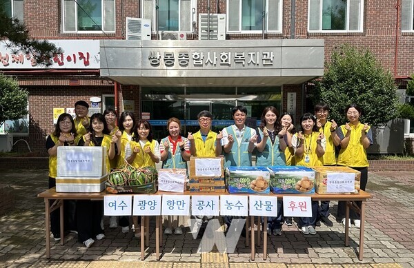 여수광양항만공사(이하 공사, 사장 박성현)는 무더운 여름을 맞아 지역 전통시장 활성화 및 취약계층 지원을 위해 ‘지역 전통시장 장보기 행사’를 진행했다