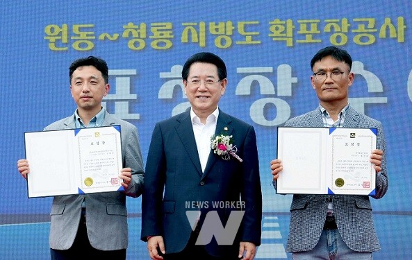 김영록 전라남도지사가 26일 전남 무안군 삼향읍 과동마을 앞에서 열린 국도 1호선과 무안 남악신도시 직통 연결 ‘원동~청룡 간 지방도 확포장 공사’ 준공식에서 유공자들에게 표창장을 수여하고 있다.