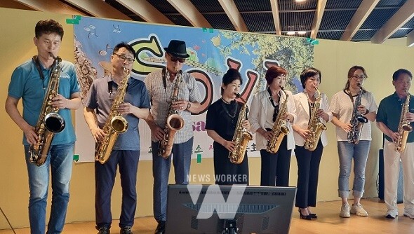 광양제철소 소울 섹소폰 봉사단이 지는 27일 섹소폰 연주회를 펼쳤다.