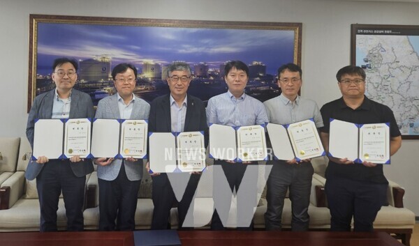 기념사진(왼쪽에서 세번째 안완기 한국생산성본부 회장)