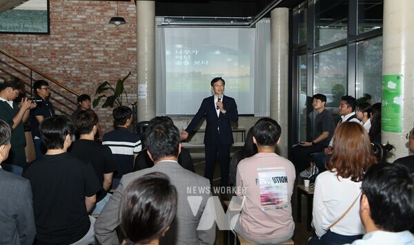 영암 청년단체 ‘달빛포레스트’(대표 정서진)가 지난 26일 영암읍 새실마을의 한 카페에서 청년마을 개소식을 열었다.