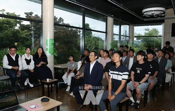 영암 청년단체 ‘달빛포레스트’(대표 정서진)가 지난 26일 영암읍 새실마을의 한 카페에서 청년마을 개소식을 열었다.