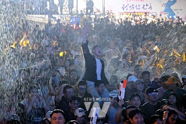 장흥 물축제 ‘글로벌 워터월드’가 프로그램 첫날부터 많은 사람들을 불러모으며 흥행을 예고했다.