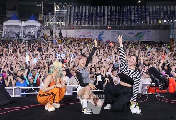 장흥 물축제 ‘글로벌 워터월드’가 프로그램 첫날부터 많은 사람들을 불러모으며 흥행을 예고했다.