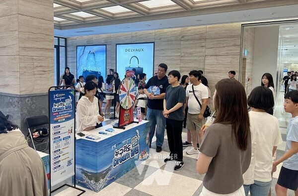 신세계백화점에서 강진군청 임직원들이 반값 관광을 홍보하고 있다