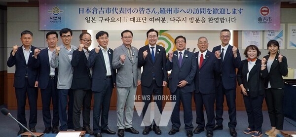 윤병태 나주시장이 29일 국제자매결연도시인 일본 돗토리현 구라요시시 히로타 가즈야스 시장 등 대표단과 환담을 갖고 방학기간 청소년 문화 교류 등 상호 협력 방안을 논의했다. (사진제공-나주시)