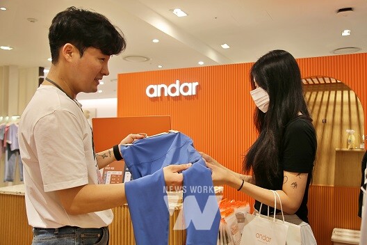 광주신세계, 본관 5층 안다르 매장에서 직원이 고객에게 광고제품인 레깅스를 선보이고 있다.