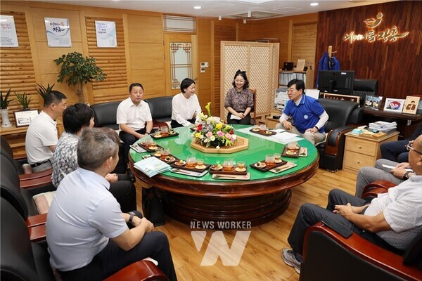 전남 장흥군은 지난 26일 중국 절강성 장흥현 대표단을 제17회 정남진 장흥군 물축제에 초청해 성공적인 교류를 이어갔다