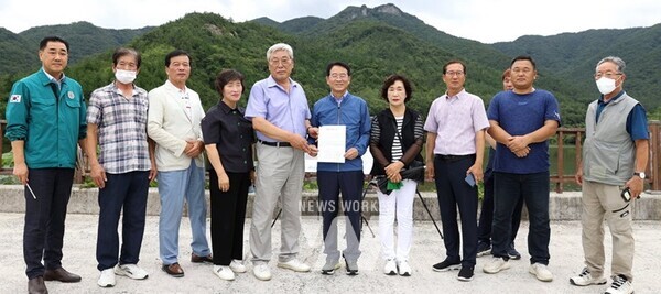 강진원 군수가 지난 23일, 병영면 지로리 홈골댐 사업 현장을 방문했다.