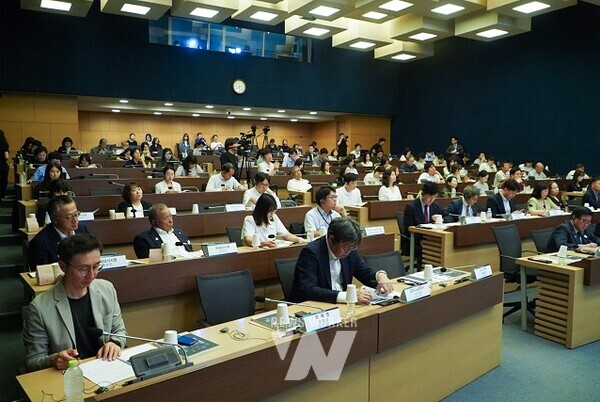 윤병태 전라남도 나주시장이 지난 30일 서울 대한상공회의소에서 열린 제15회 한일 공동 세미나 기조강연자로 나서 민선 8기 나주시 성과와 비전, 인구소멸 문제 극복을 위한 나주의 선도정책을 소개했다. (사진제공-나주시)