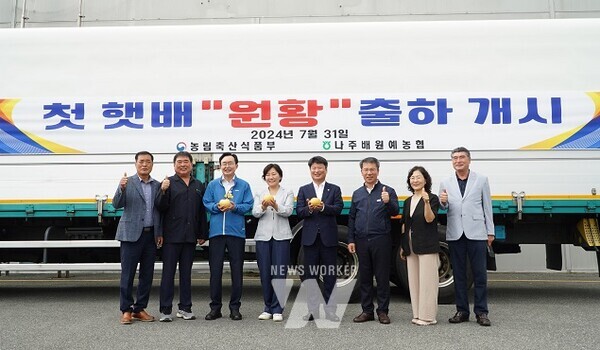 윤병태 나주시장(사진 왼쪽에서 세 번째)이 송미령 농림축산식품부 장관(사진 왼쪽에서 네 번째)과 함께 나주배원예농협을 찾아 햇배 ‘원황’ 출하 과정을 점검했다. (사진제공-나주시)