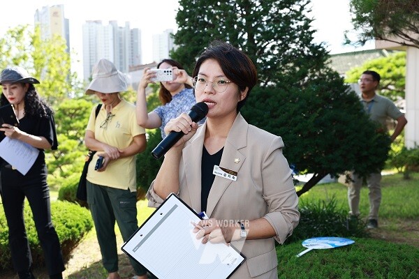 화순문화센터 화순문화원장 사퇴 촉구 기자회견(김지숙 의원이 사퇴를 촉구하고 있다)