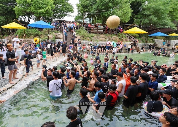 천혜의 물놀이장을 거느린 지역의 여름 피서 명소 ‘영암 월출산 기찬랜드’ 방문객이, 7/31일 현재 18,730명로 집계돼 이번 주말이면 2만명을 돌파할 것으로 보인다.