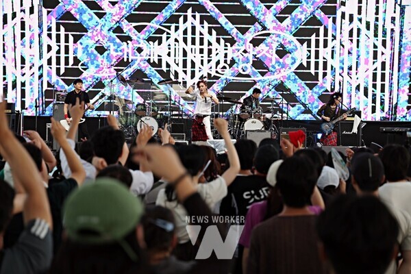 장흥 락 페스티벌의 시원한 울림이 ‘제17회 정남진 장흥 물축제장’을 덮었다.