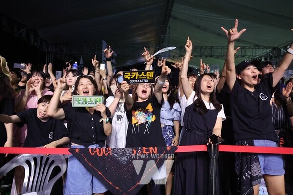 장흥 락 페스티벌의 시원한 울림이 ‘제17회 정남진 장흥 물축제장’을 덮었다.