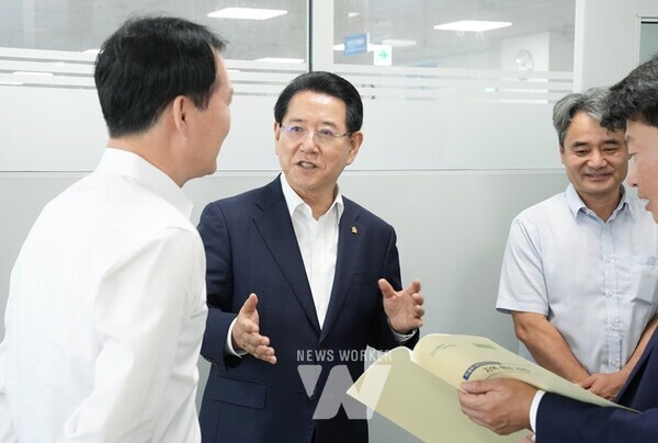 김영록 전라남도지사가 1일 기재부 김동일 예산실장을 비롯해 예산심의관과 간담회를 마친 뒤 정부세종청사 기획재정부를 찾아 지역 현안사업을 설명하고 내년도 국비 지원을 요청하고 있다.