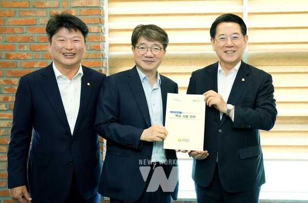 김영록 전라남도지사(오른쪽)가 1일 세종시에서 기재부 김동일 예산실장을 비롯해 예산심의관과 간담회에서 지역 현안사업에 대한 내년도 국비 지원을 강력히 요청한 뒤 전남의 주요 현안사업 건의 내용을 전달하고 있다.