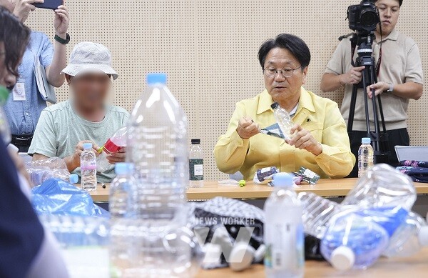 강기정 광주광역시장이 1일 오후 광산구 송정1동행정복지센터를 찾아 송정1동 자원재생활동단 어르신들과 투명페트병 라벨제거 작업을 함께하고 있다./광주광역시 제공