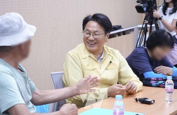 강기정 광주광역시장이 1일 오후 광산구 송정1동행정복지센터를 찾아 송정1동 자원재생활동단 어르신들과 대화를 나누고 있다./광주광역시 제공