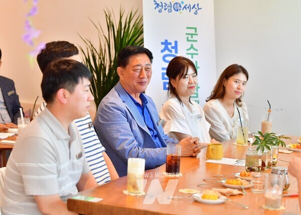 전남 장성군이 최근 7~9급 청년 공무원과 김한종 장성군수가 함께하는 ‘청렴간담회’를 열어 주목받았다.