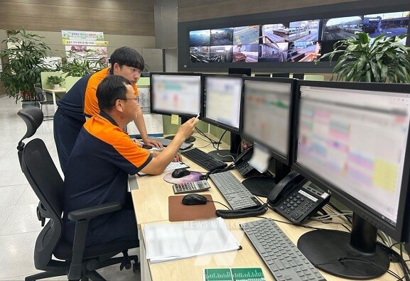 제철소 직원들이 제품 생산 모니터링에 RPA로 구축된 자동화 모델을 활용하고 있다.