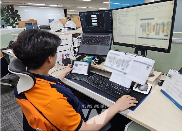 포스코 디지털혁신실 직원이 업무 효율 증대를 위한 RPA 자동화 모델을 개발하고 있다.