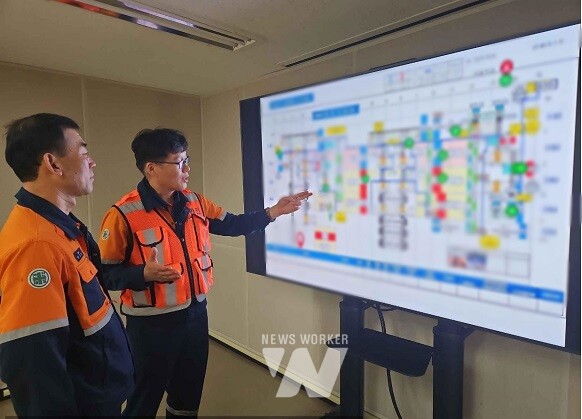 광양제철소 직원들이 공장 수리현황 모니터링에 RPA로 구축된 자동화 모델을 활용하고 있다.