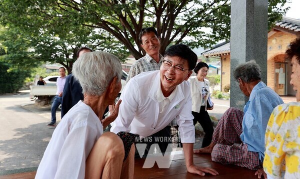 김철우 군수가 경로당을 방문해 어르신들의 건강 및 안부를 확인했다