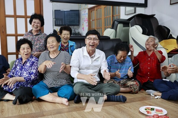 김철우 군수가 경로당을 방문해 어르신들의 건강 및 안부를 확인했다.1-2. 김철우 군수가 무더위 쉼터를 방문했다