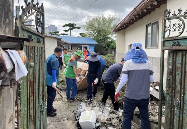 전남 영암군 영암읍 기관사회단체 회원들이, 7/31~8/1일 열악한 환경에서 살아가고 있던 한 은둔형 외톨이 가정을 방문해 주거환경 개선 봉사활동으로 구슬땀을 흘렸다. 
