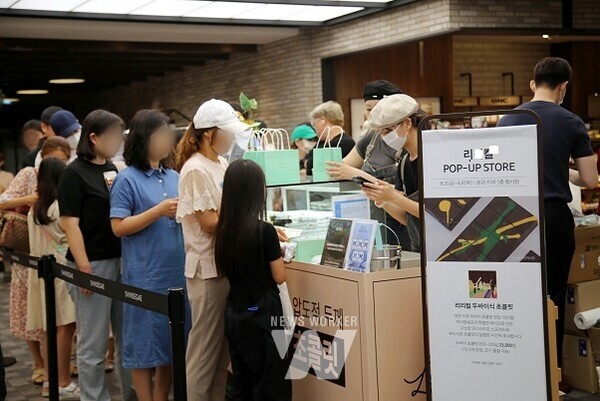 광주신세계, 두바이식 초콜릿 맛집 팝업스토어에 고객들의 웨이팅 행렬이 계속이어 지고 있다.