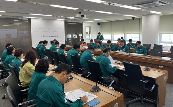 고광완 광주광역시 행정부시장은 4일 오전 시청 재난안전대책본부 회의실에서 자치구와 재난 담당부서가 참여한 폭염 대응 회의를 열고 기관별 폭염대응 대책에 대한 점검과 향후 계획 등을 논의하고 있다. /광주광역시 제공