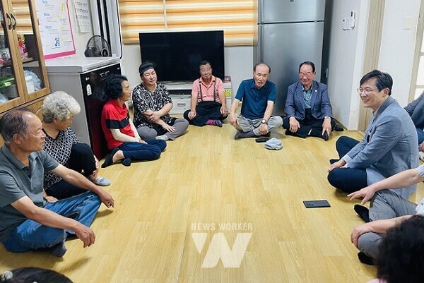 우승희 영암군수는 영암읍 동무2구경로당을 찾아 어르신들의 안부를 살피고, 무더위 시간대 야외 활동을 자제해 줄 것을 당부했다