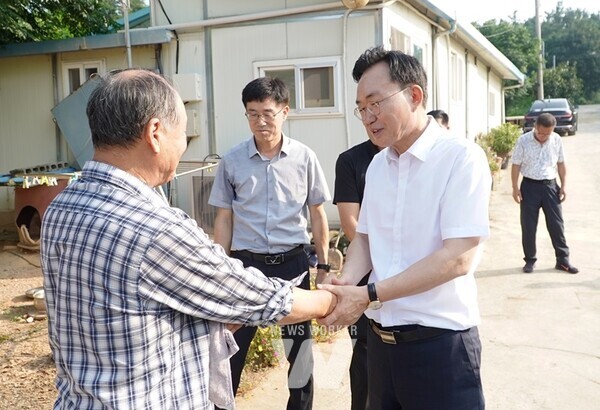 윤병태 나주시장이 관내 축산농가를 방문해 폭염 대응 긴급 점검에 나섰다. (사진제공-나주시)